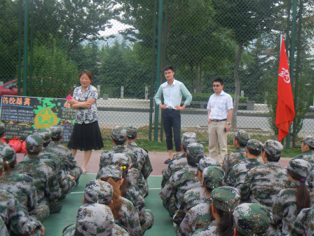 药学院领导亲临现场慰问军训学生
