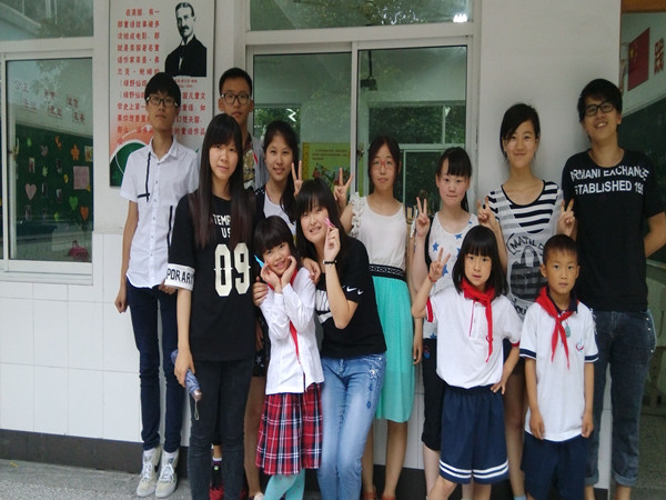 关注社会，乐献爱心——与爱同行，关注农民工子女