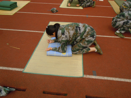 药院踊跃参加江大13级军训叠被子大赛