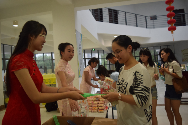 中秋圆月清辉落 为梦扬帆始今朝——记药学院中秋暨2015级迎新起点晚会